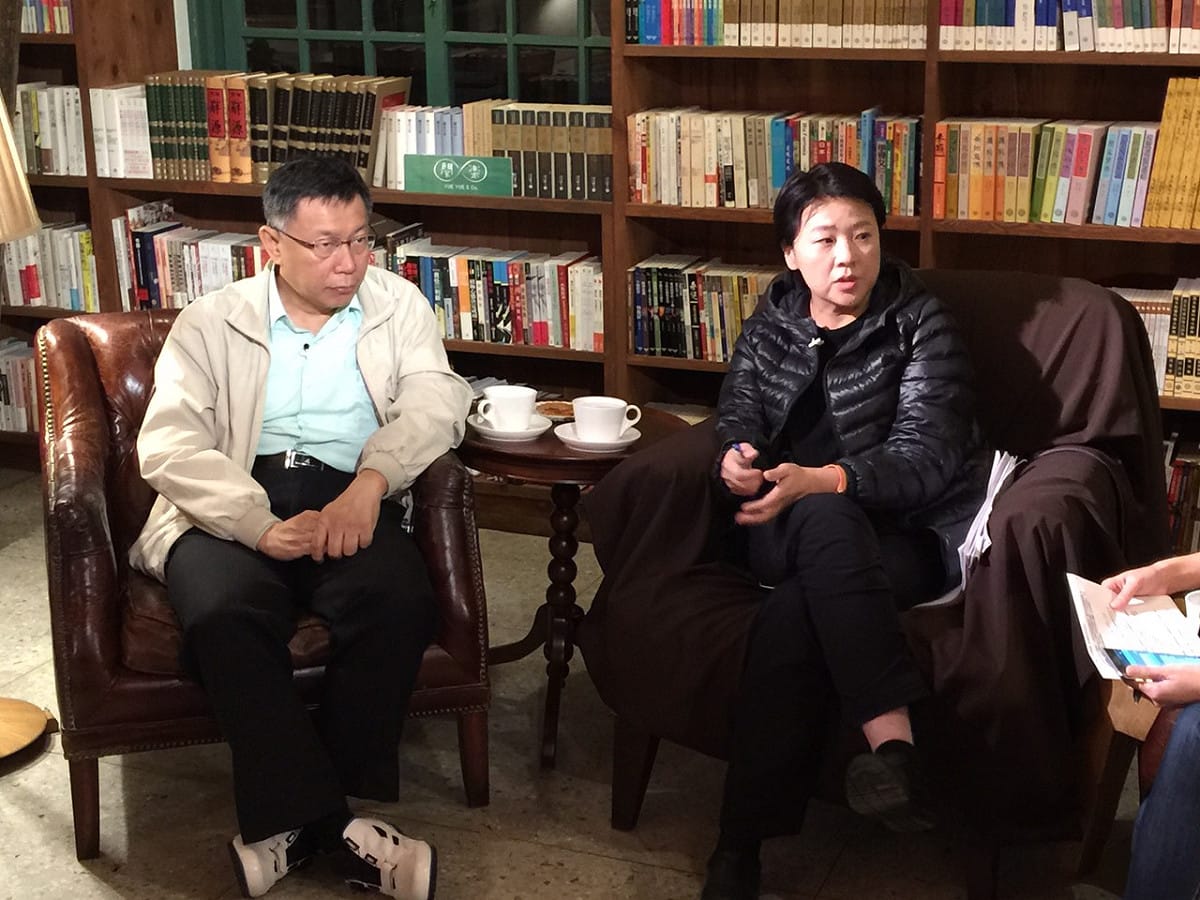 台北市長柯文哲28日晚間和代表親民黨參選北市區域立委的市議員黃珊珊進行「柯文哲夜問新國會系列專訪」。 圖：劉奕霆/攝
