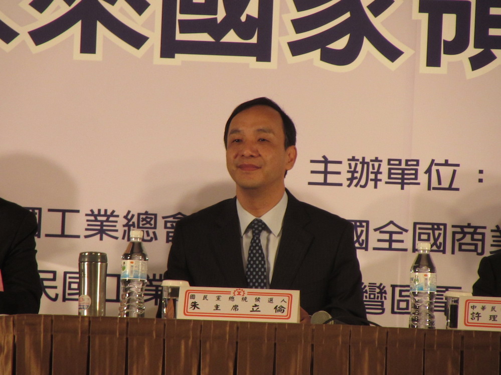國民黨候選人朱立倫29日出席7大工商團體主辦的台灣經濟發展論壇，他演講時指出，經濟成果要讓全民共享，他主張富人加稅、中小企業加薪。 圖：邱珮文/攝