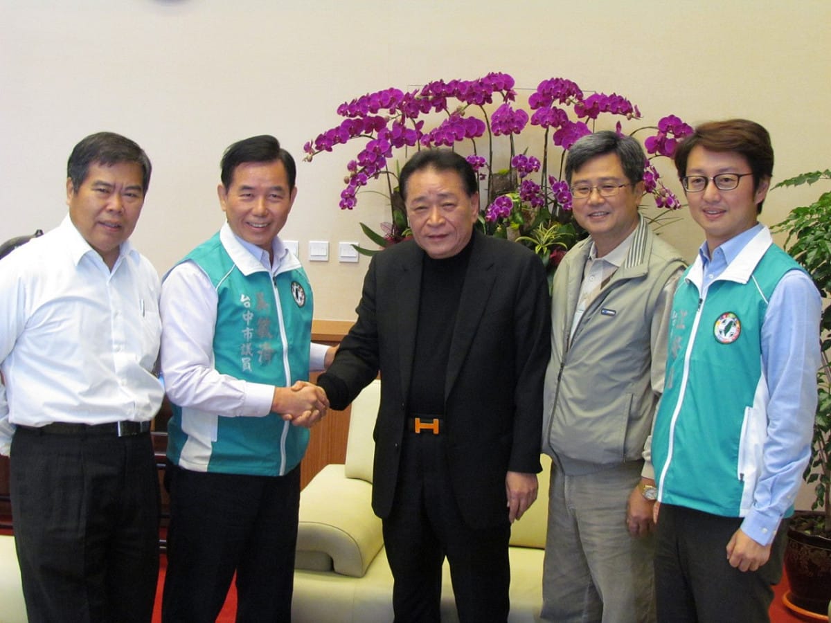 台中市議會民進黨團拜會市議長林士昌(圖中)，希望儘速召開臨時會審查明年總預算。 圖：楊波/攝
