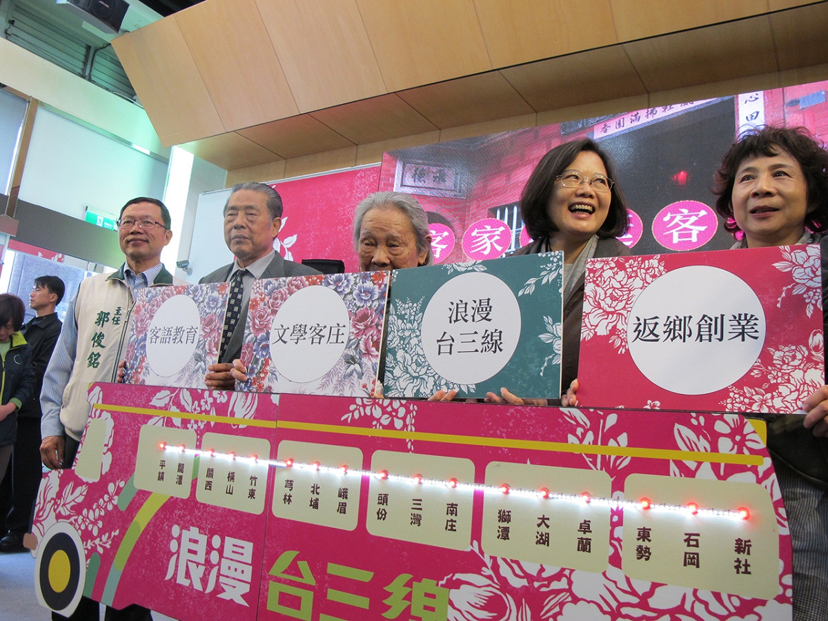縱使2016年總統大選勝負已定，但桃竹苗的立委戰火已經短兵相接，國民黨能守住過半席次嗎？圖為民進黨總統候選人蔡英文在台三線密集推出客家文化、客家產業、鼓勵年輕人返鄉創業。 圖：新頭殼資料照片