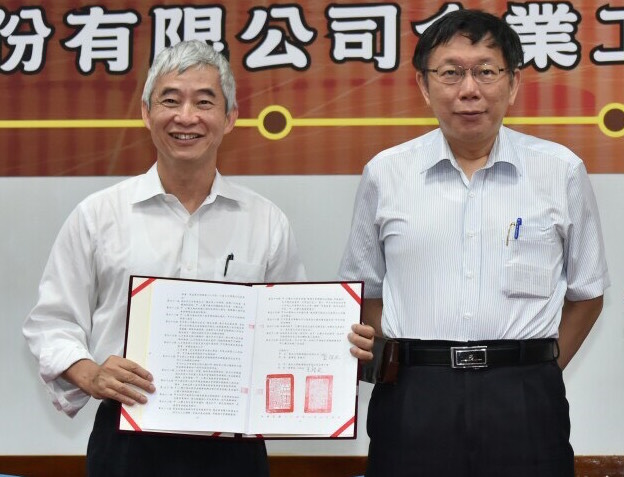 悠遊卡投資控股公司29日表示，已於28日的董事會中通過未來將21席董事席次縮減為11席，悠遊卡投控公司董事長賀陳旦(圖左)表示，此舉對公司治理發展有益。 圖：新頭殼資料照片
