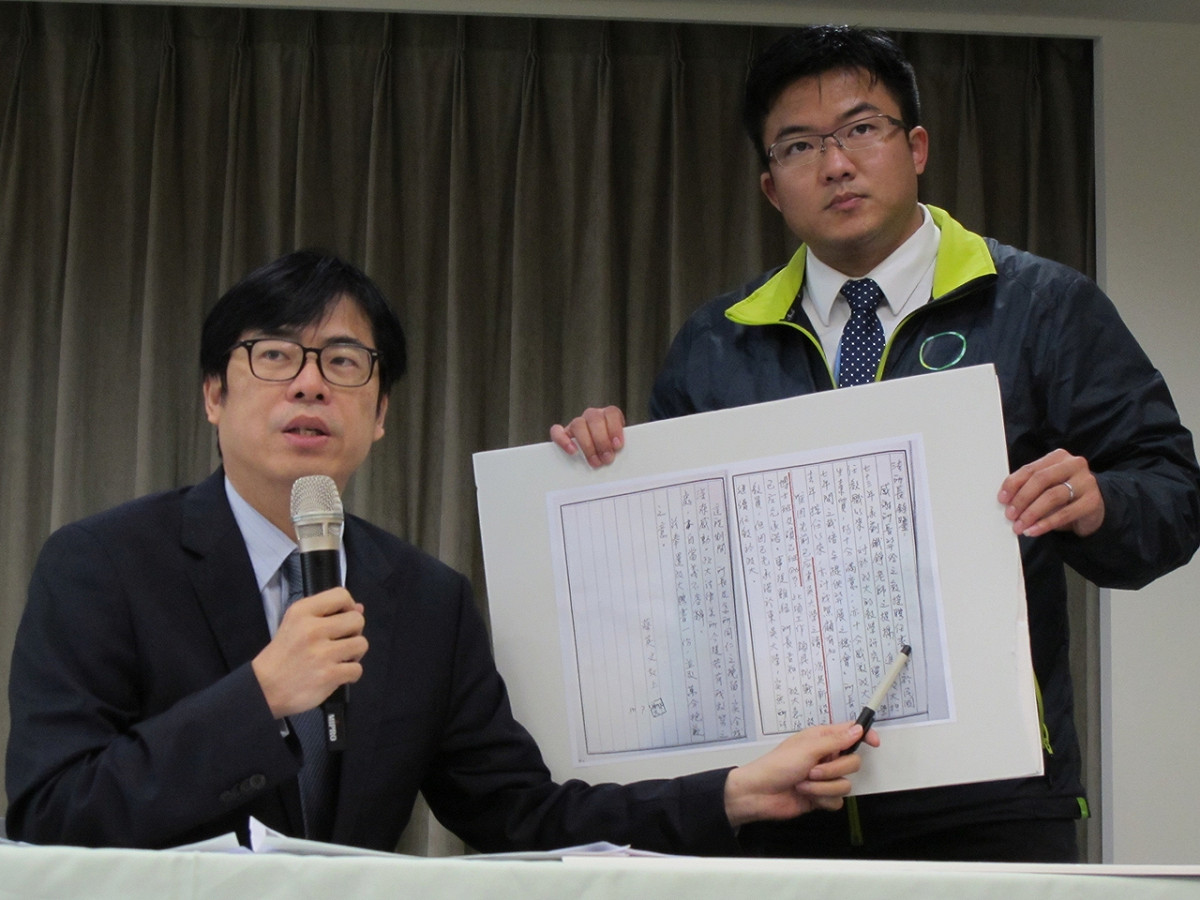 民進黨立委陳其邁與發言人楊家俍29日出示法治斌的公文打臉邱毅。 圖：林朝億/攝