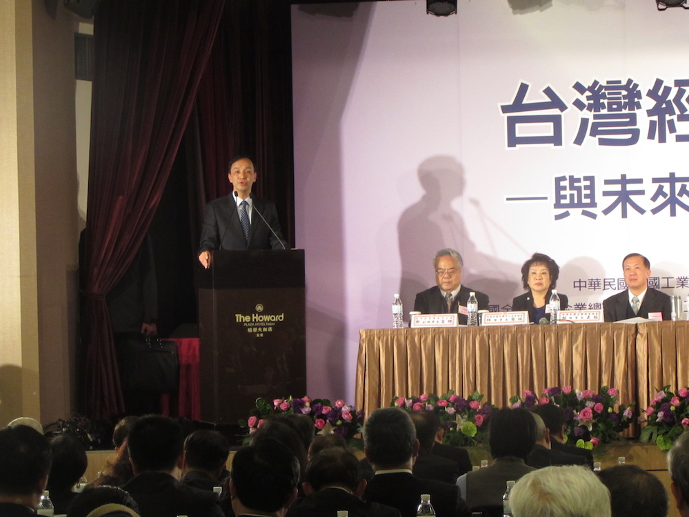 國民黨總統候選人朱立倫29日出席7大工商團體主辦的台灣經濟發展論壇，對於政黨惡鬥問題，他也抱怨台灣很奇怪，政治人物都沒有成人之美。 圖：邱珮文/攝