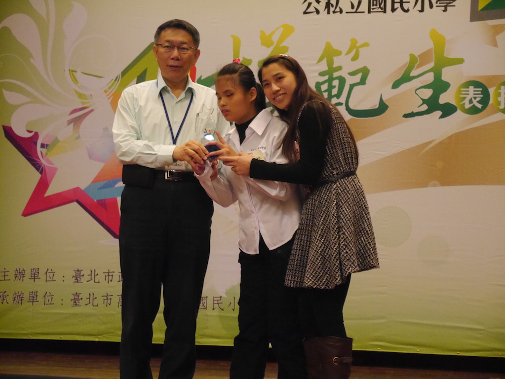 台北市長柯文哲30日上午前往福星國小出席模範生頒獎典禮。 圖：劉奕霆/攝
