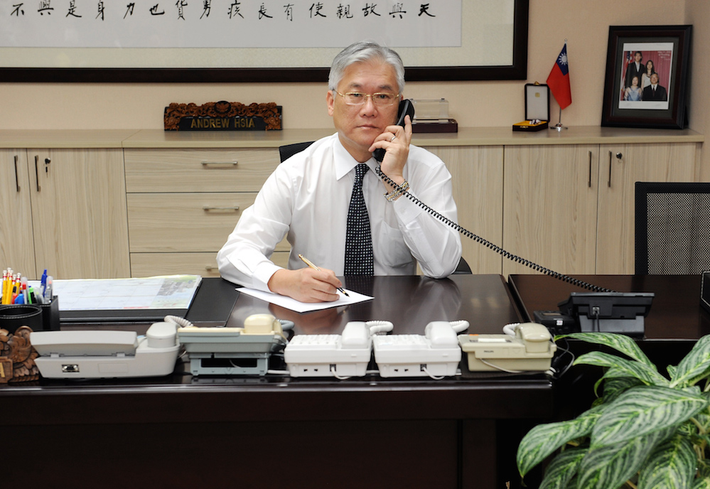 兩岸事務首長熱線30日正式開通，陸委會主委夏立言夏與中國國台辦主任張志軍於上午9時以專線電話通話，確認兩岸事務首長熱線正式連線啟用。 圖：陸委會提供