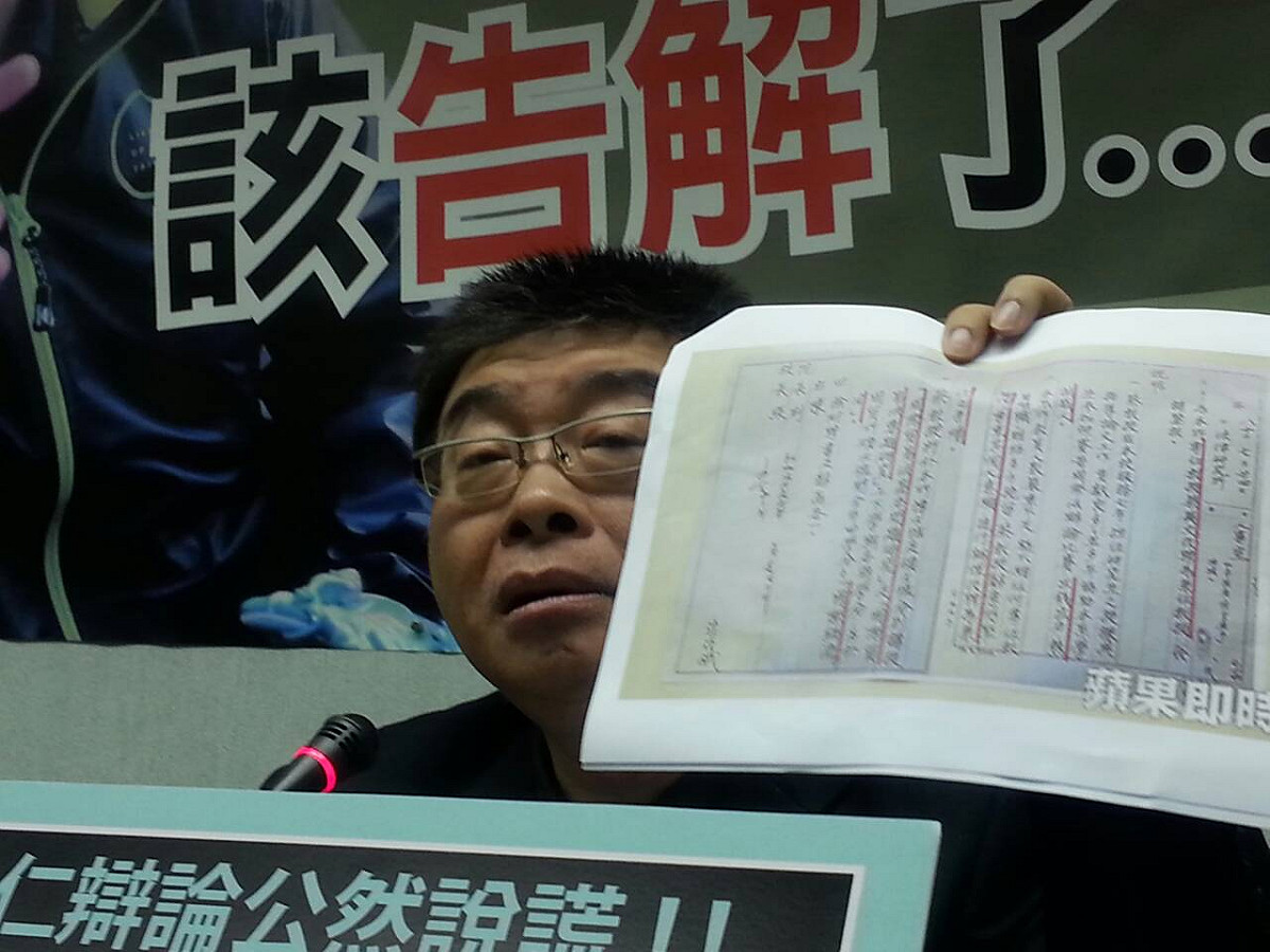 前立委邱毅繼續追打民進黨總統候選人蔡英文，在大學任教期間疑似在外違法兼職一事。 圖：楊淳卉/攝