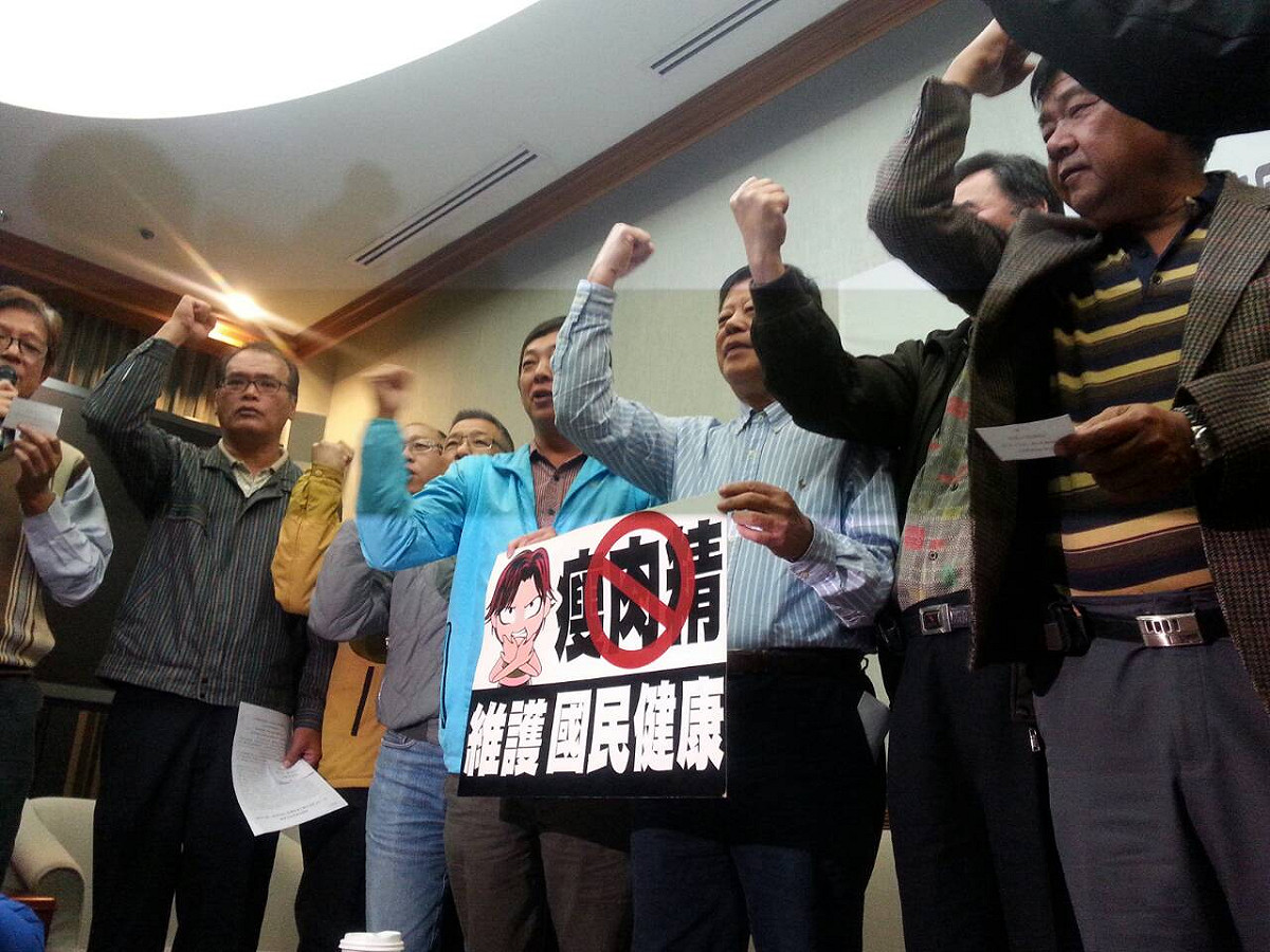 全國養豬團體代表30日上午在立法院中興大樓舉辦記者會，表達反對開放含瘦肉精美豬進口的立場。 圖：楊淳卉/攝
