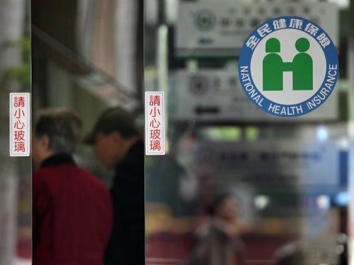 行政院30日核定105年度全民健康保險費率，其中一般保險費費率調降為4.69%。 圖：中央社資料照片