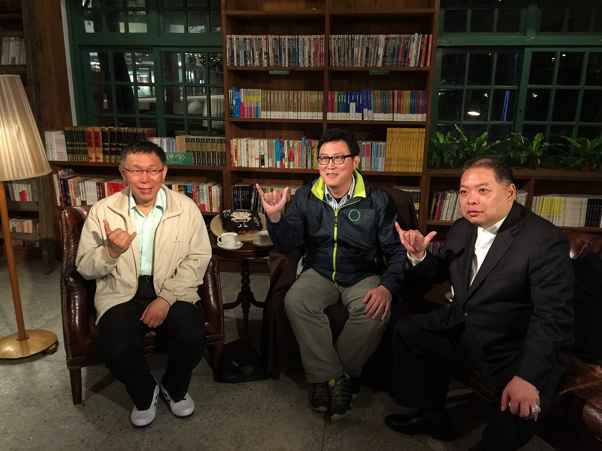 台北市長柯文哲30日晚間和以民進黨籍參選台北市區域立委的姚文智進行「柯文哲夜問新國會系列專訪」。 圖：劉奕霆/攝