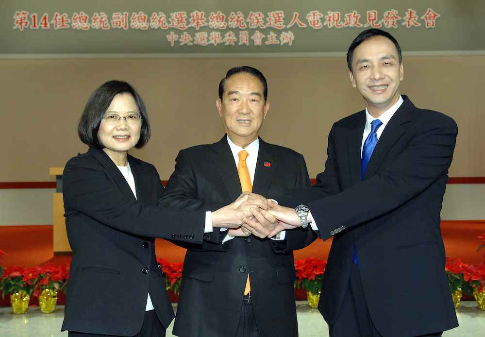 總統候選人第2場公辦政見發表會30日在華視舉行，國民黨總統候選人朱立倫質疑，「今天屏東萬巒豬腳是來自美國瘦肉精的豬肉，我不知道蔡主席還會覺得好吃嗎？」 圖：中選會提供