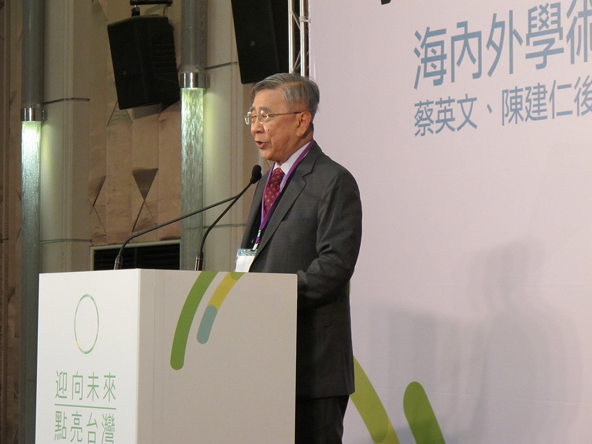 前衛生署長李明亮31日表示，選前要給英仁配最大支持；選後也要監督他們對人民的承諾。 圖：林朝億/攝