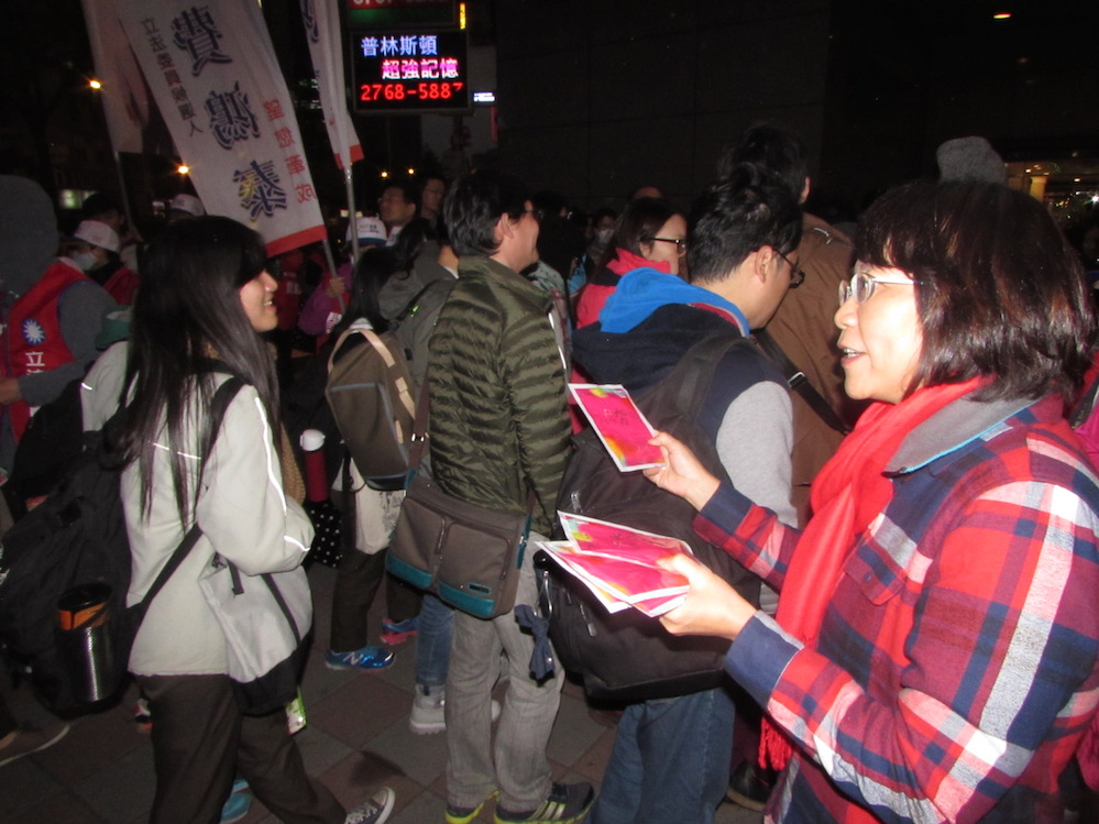 國民黨副總統候選人王如玄31日傍晚現身捷運市府站前發送暖暖包給民眾，路人反應冷淡，看到王如玄繞道而行的人比接下暖暖包的人多。 圖：邱珮文/攝