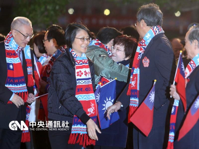 總統馬英九1日與夫人周美青出席元旦升旗典禮時，兩人都給了洪秀柱一個大擁抱。 圖：中央社