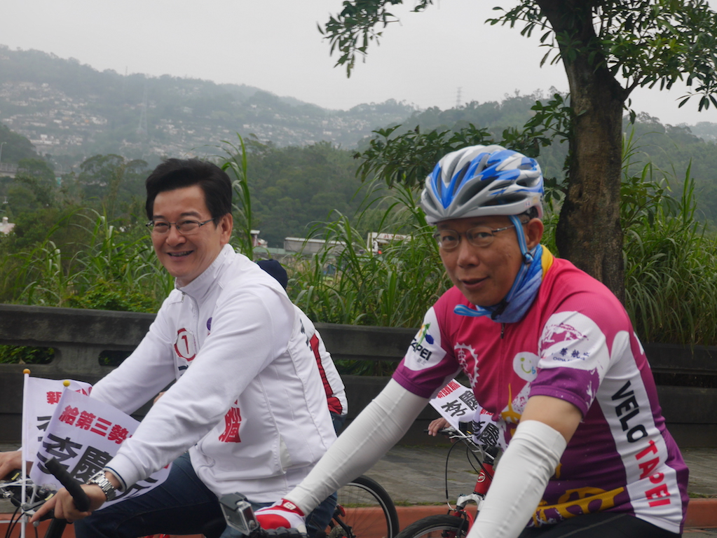 台北市長柯文哲2日上午出席雙城計畫首都練習曲記者會，騎腳踏車從木柵動物園出發，一旁為首都改革陣線成員、立委候選人李慶元。 圖：劉奕霆/攝