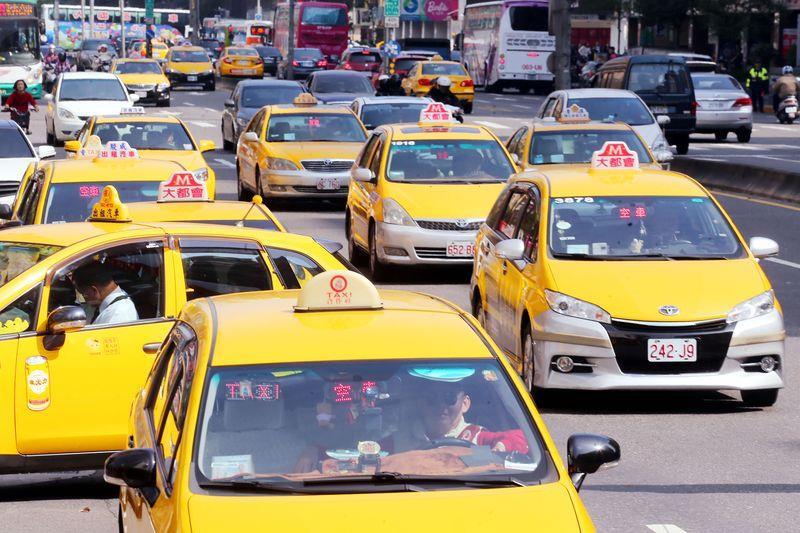 為了對抗Uber，交通部正研擬規劃「預約式」計程車模式，讓計程車發展能更多元化。 圖：中央社資料照片