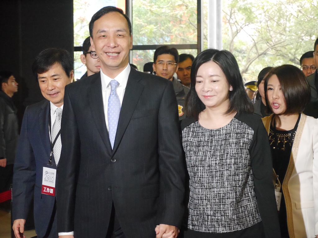國民黨總統候選人朱立倫31日在妻子高婉倩的陪同下現身辯論會場，同樣穿著黑西裝、打藍色領帶，由三立總經理張榮華親自迎接。 圖：邱珮文/攝