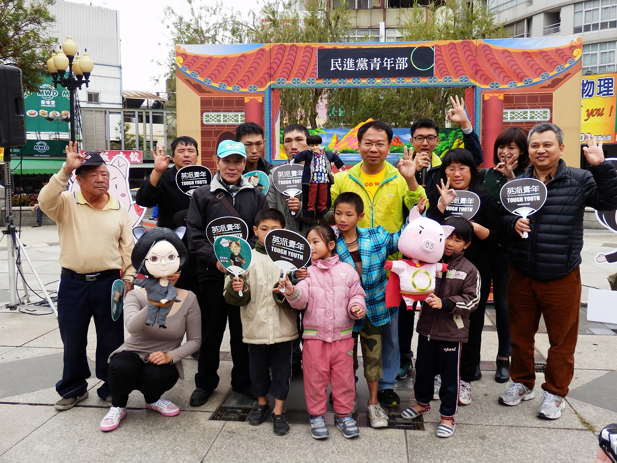 民進黨台中市立委候選人謝志忠2日呼籲青年返鄉，對國民黨投下不信任票。 圖：符芳碩/攝