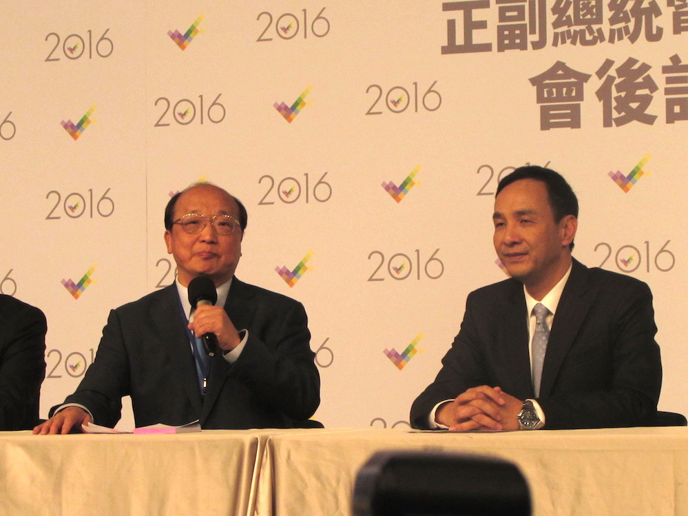 總統大選第2場辯論2日結束，國民黨總統候選人朱立倫競選總部主委胡志強在會後記者會中，稱讚朱立倫表現超乎預期。 圖：邱珮文/攝