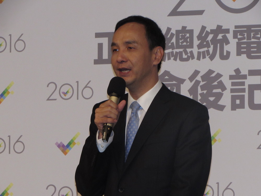 國民黨總統候選人朱立倫2日在辯論會後記者會回擊，自己得不到諾貝爾獎，因為美國已經有7位諾貝爾獎得主寫信給美國總統歐巴馬，盼加薪帶動成長。 圖：邱珮文/攝