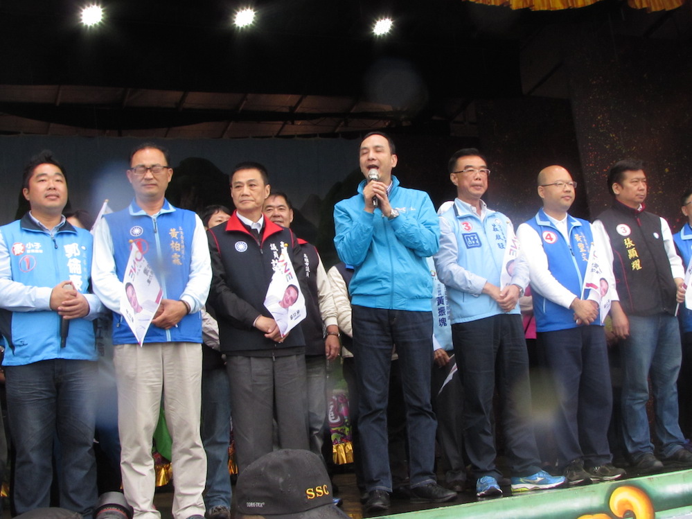 國民黨總統候選人朱立倫3日下午前往高雄參加廟會嘉年華活動，花了將近20分鐘用台語痛批蔡英文在加薪及美豬等議題的立場。 圖：邱珮文/攝
