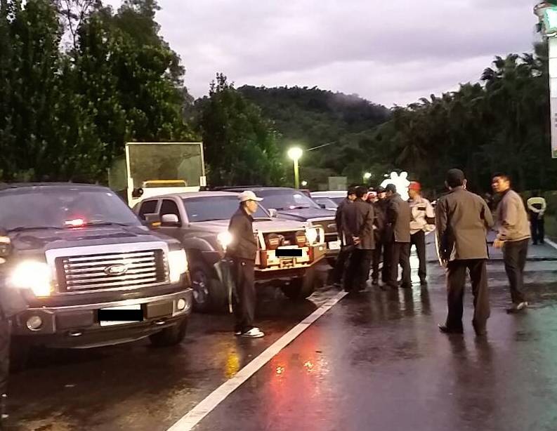 總統大選倒數2週，國民黨總統候選人朱立倫3日登上特製防彈車展開首次掃街活動。 圖：邱珮文/攝
