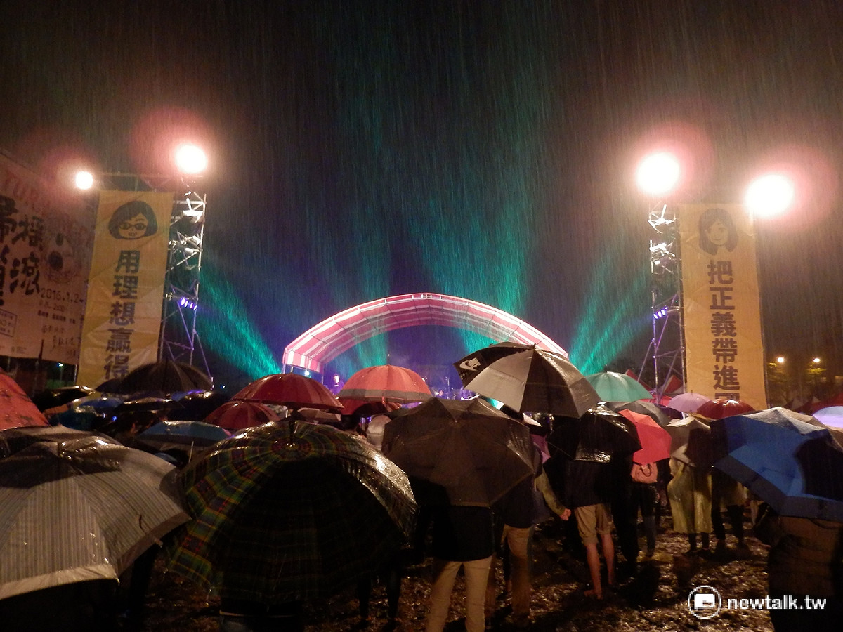 時代力量立委候選人洪慈庸3日舉辦歸巢搖滾，近千名群眾大雨中力挺。 圖：符芳碩/攝