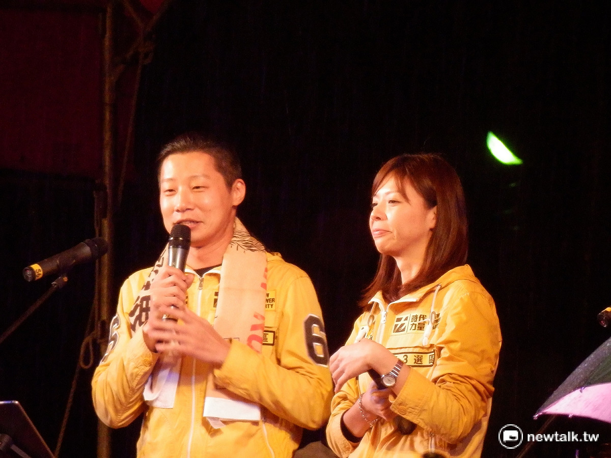 洪慈庸與同黨立委候選人林昶佐合唱台語老歌舊情也綿綿。 圖：符芳碩/攝