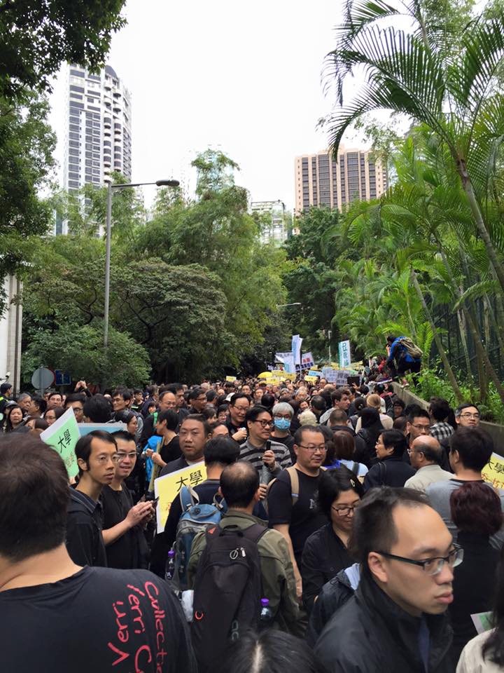 港大校友關注組與多所大專院校的學生會等數十個團體，3日發起「捍衛院校自主大遊行」，參與者都穿著黑衫出席活動。 圖：翻攝港大校友與全港市民反對李國章出任校委主席大聯盟臉書