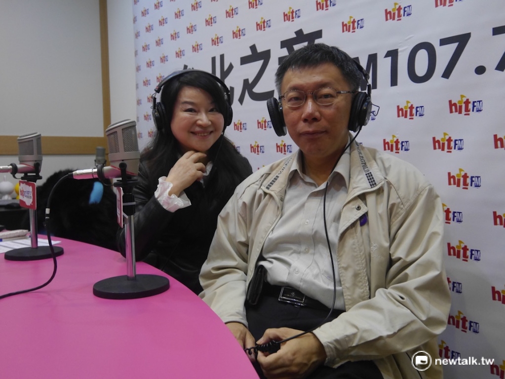 台北市長柯文哲（右）4日上午接受資深媒體人周玉蔻電台專訪。     圖：劉奕霆/攝