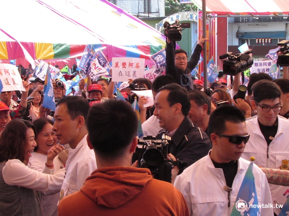 國民黨總統候選人朱立倫4日上午前往屏東參拜六堆忠義祠，許多挺朱民眾都拿著「阿婆在這裡」的標語，爭相與朱立倫握手。 圖：邱珮文/攝
