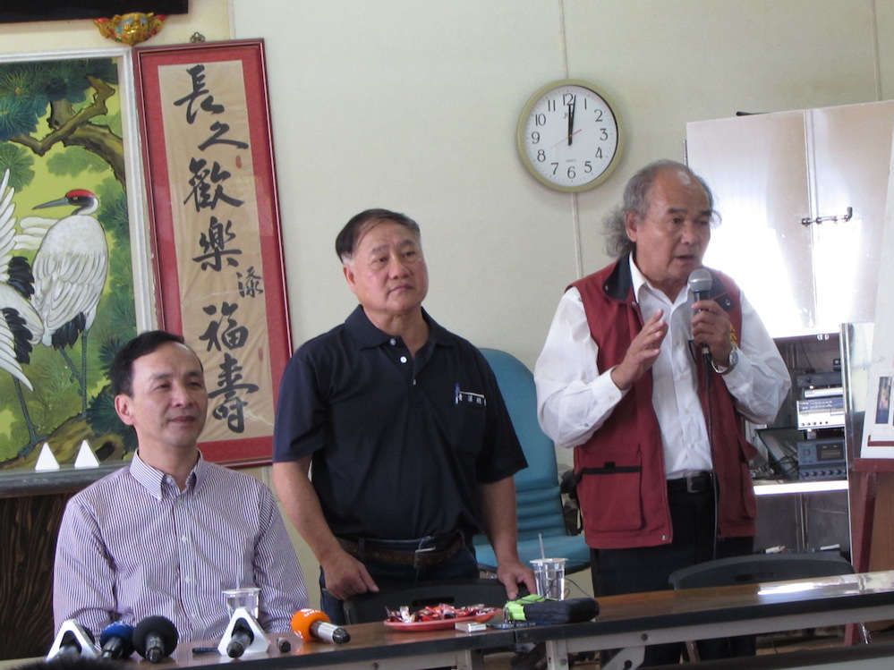 國民黨總統候選人朱立倫4日與屏東養豬協會舉行座談會，在場養豬戶代表憂心開放瘦肉精美豬會帶來產業浩劫，齊聲表示堅決反對。 圖：邱珮文/攝