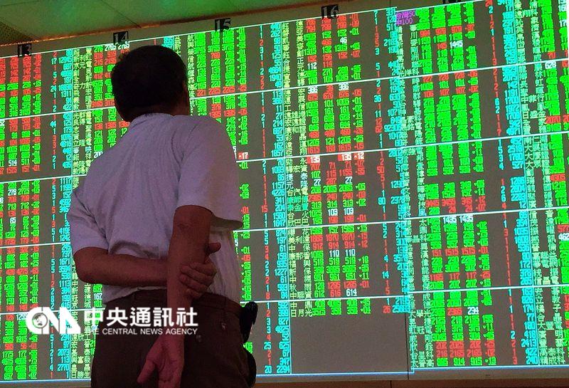 台股新年紅盤即因為美股上周五重挫影響開低，並迅速跌破8200點關卡，終場指數以8114.26點作收。 圖：中央社資料照片