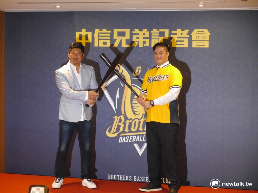 中信兄弟4日下午召開記者會，宣布從Lamigo桃猿隊變成自由球員的林智勝加盟中信兄弟。 圖：劉奕霆/攝