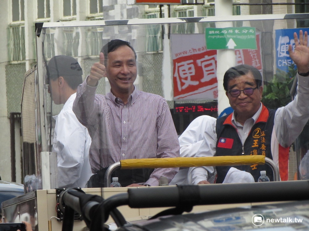 對於工商建研會拍攝廣告呼籲五年級生出來投票，卻被外界批評是激起世代對立，國民黨總統候選人朱立倫4日表示，這是表現出很多爸爸媽媽的擔心。 圖：邱珮文/攝