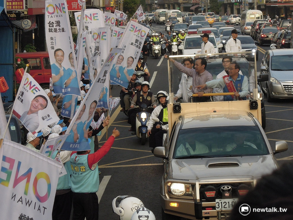 國民黨總統候選人朱立倫4日結束屏東2小時車隊遊行後，馬不停蹄又趕往高雄陪同5位立委候選人掃街。 圖：邱珮文/攝