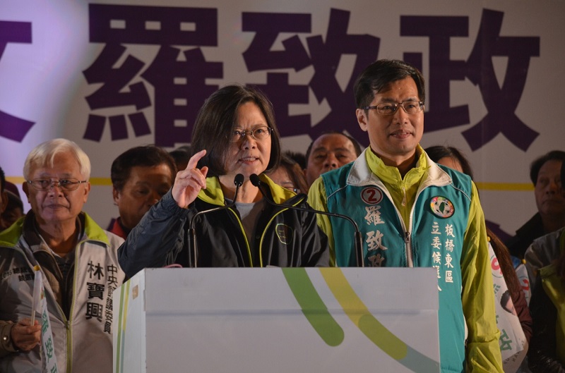 民進黨總統候選人蔡英文4日晚間參加新北市立委第7選區候選人羅致政的造勢活動時，喊出，「總統立委同一線，板橋建設看得見」的口號。 圖：羅致政辦公室提供
