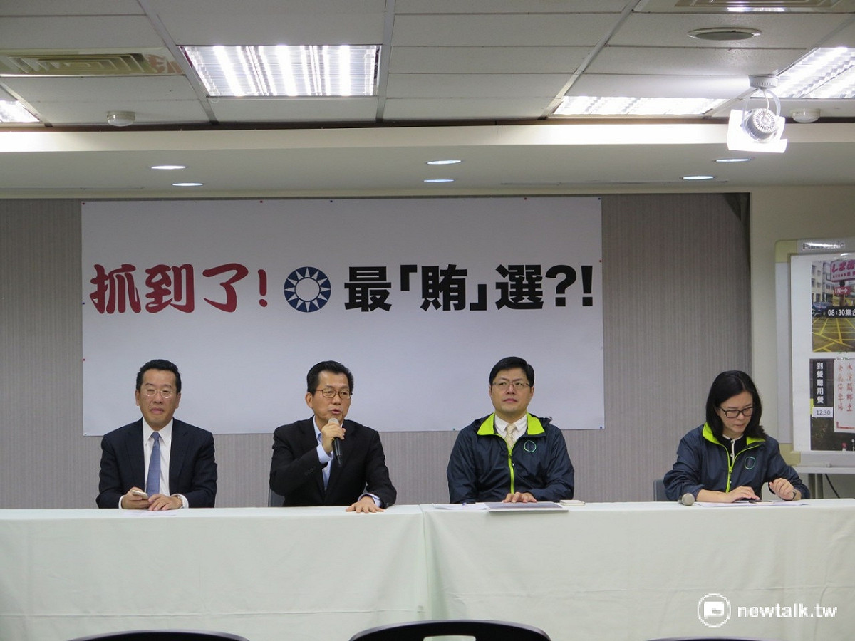 民進黨5日召開記者會指控國民黨新北立委候選人張慶忠涉嫌賄選。 圖：林朝億/攝