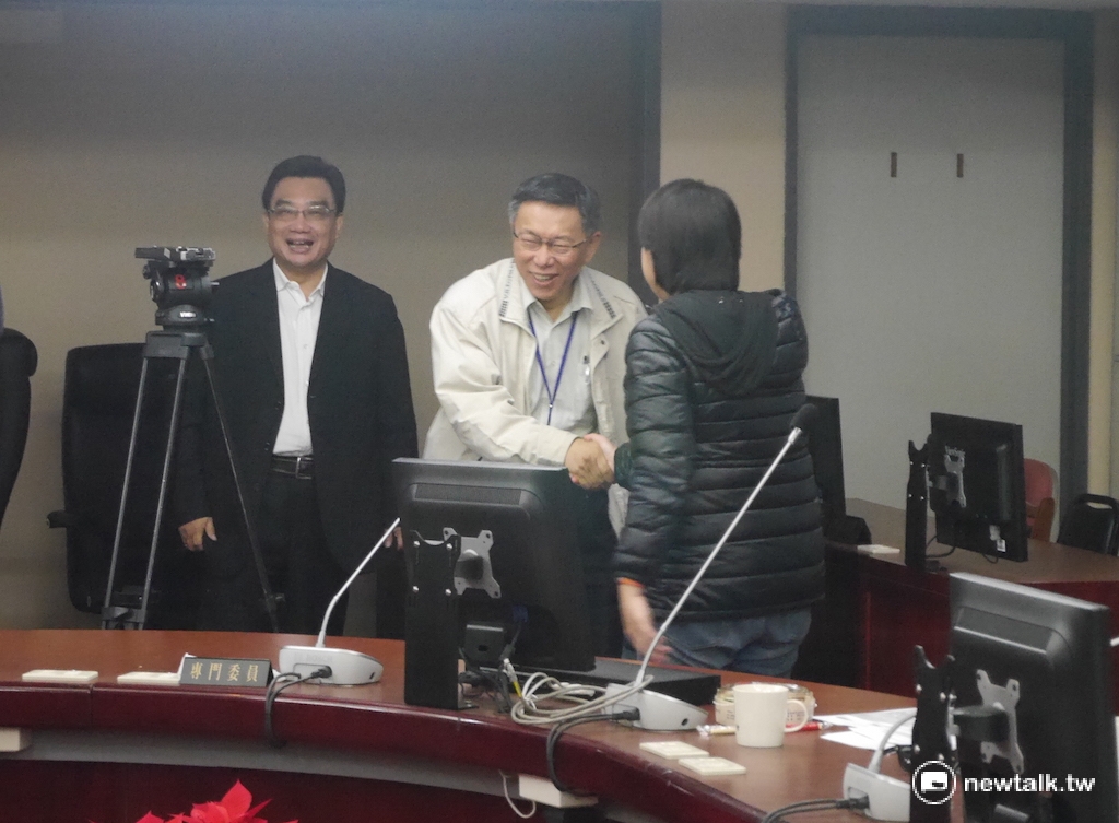 台北市長柯文哲5日中午前往台北市議會，拜會親民黨、無黨籍市議員進行報告，盼爭取「議會第三勢力」關鍵5票的支持。 圖：劉奕霆/攝