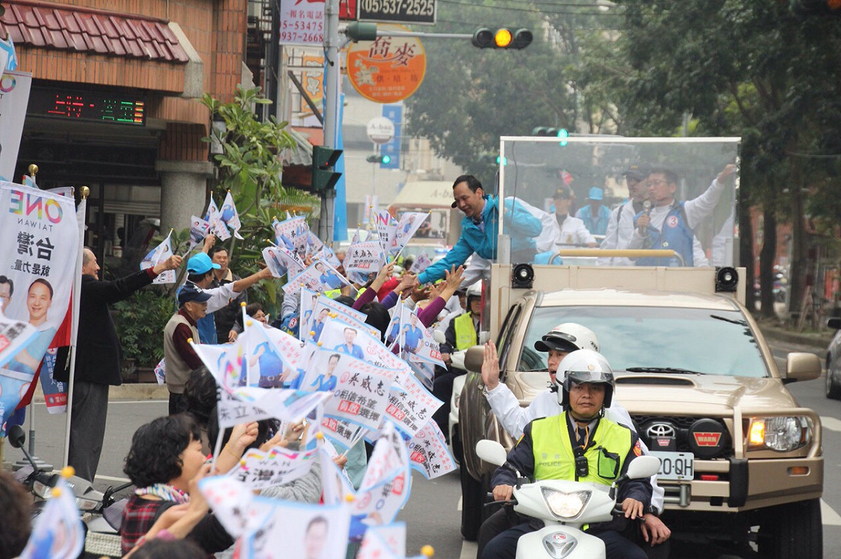 國民黨總統候選人朱立倫5日陪同國民黨立委候選人吳威志、張鎔麒於雲林縣斗六市、虎尾鎮車隊掃街懇託拜票。 圖：國民黨提供