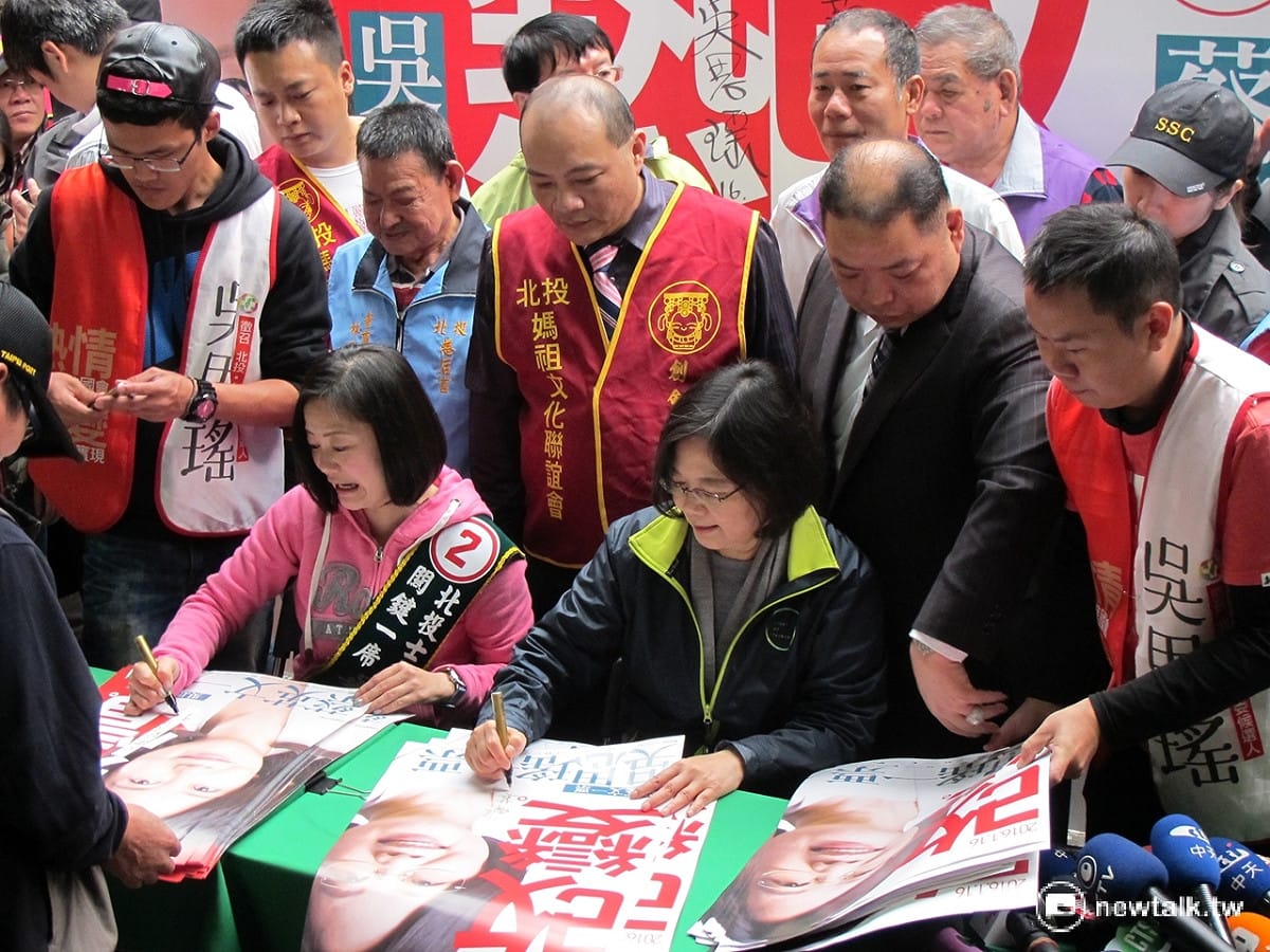 民進黨總統候選人蔡英文6日出席立委候選人吳思瑤海報簽名會。 圖：林朝億/攝