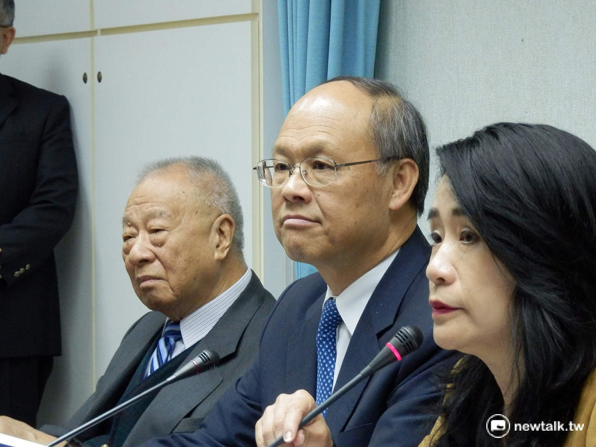 經濟部長鄧振中6日上午出席立法院國民黨團記者會。 圖：符芳碩/攝