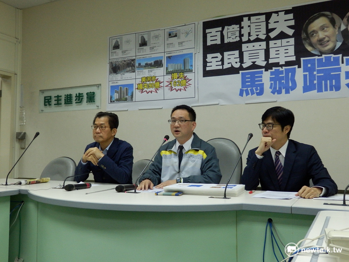 民進黨團6日上午召開記者會，並對鄧振中有關開放中國農產品的說法做出回應。 圖：符芳碩/攝