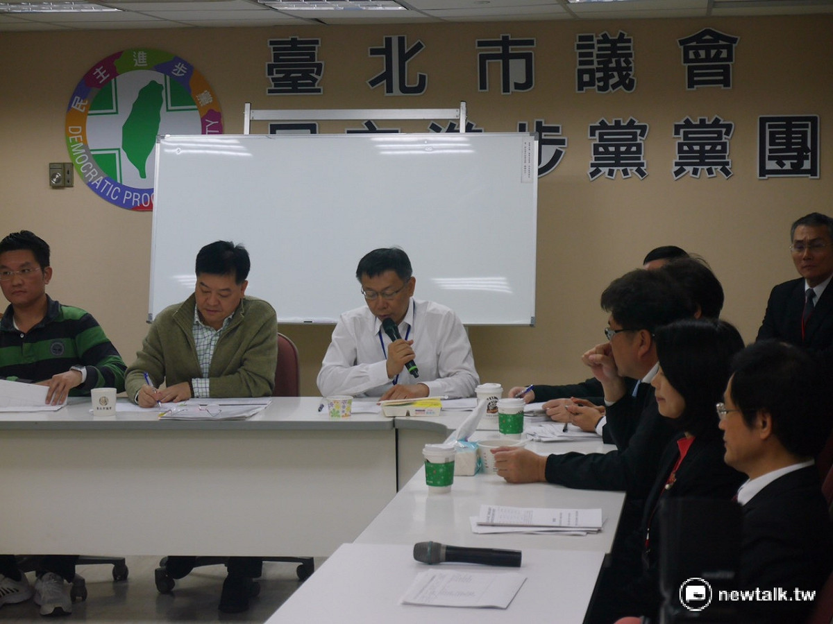 台北市政府105年度預算遭擱置部分將在7日下午進行政黨協商，並在週五(8日)進行表決。為尋求支持，台北市長柯文哲7日上午再赴市議會民進黨團拜會說明。 圖：劉奕霆/攝