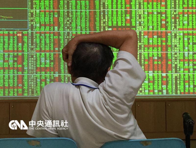 台股在政府基金護盤下，仍跌138.33點，跌破10年均線所在的7880點或1.73%，收在7852.06點。 圖：中央社資料照片