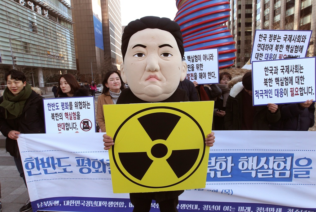 朝鮮6日宣布核試爆成功，引發國際與韓國媒體的關注。 圖為韓國大學生反朝鮮核試爆抗議。 圖：達志影像/美聯社資料照片