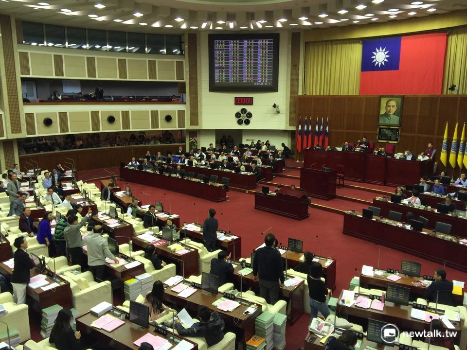 台北市長柯文哲上任後第一年編列預算，因藍綠意見不合卡關，台北市議會8日下午針對遭擱置的預算案進行表決。 圖：劉奕霆/攝