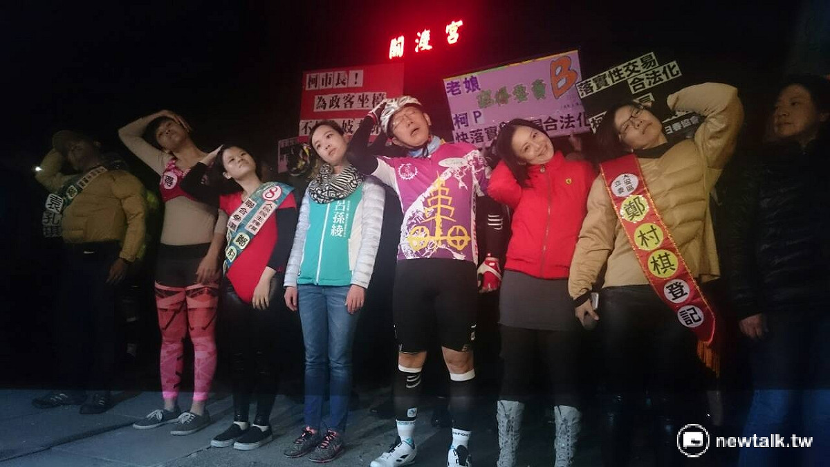 台北市長柯文哲9日「雙城挑戰」，要在24小時內完成從台北騎單車到高雄，民進黨立委候選人呂孫綾及吳思瑤現身陪同暖身。 圖：吳美靜/攝