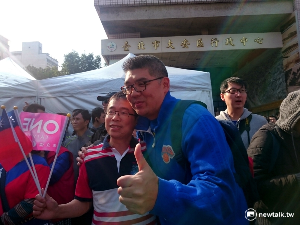 國民黨中央委員連勝文9日參與國民黨舉辦的大遊行，與民眾開心自拍。 圖：翁嫆琄/攝