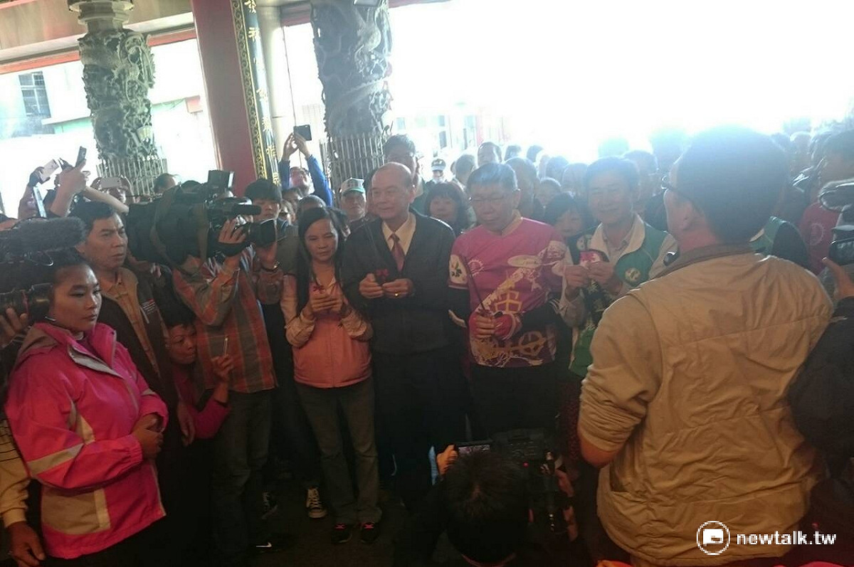 台北市長柯文哲9日騎單車到彰化後，與民進黨立委候選人陳文彬一同捻香。 圖：吳美靜/攝