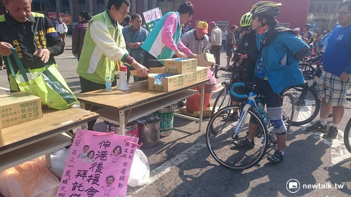 陳文彬特別設置補給站給陪騎車友。 圖：吳美靜/攝